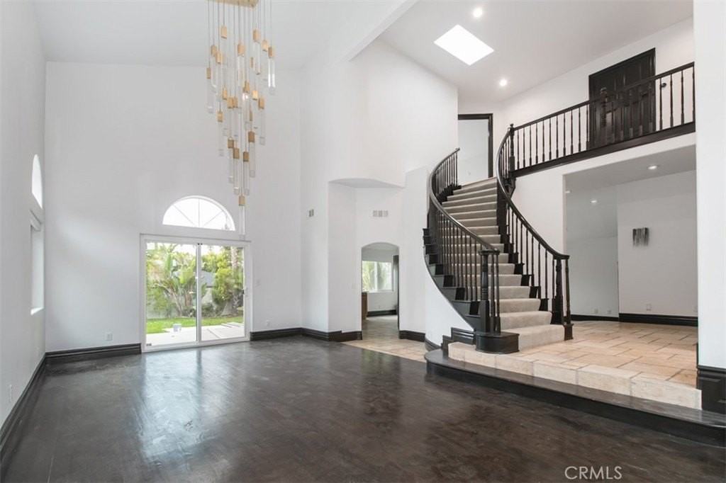 5409 Sylvia Ave - Photo 6 of 34