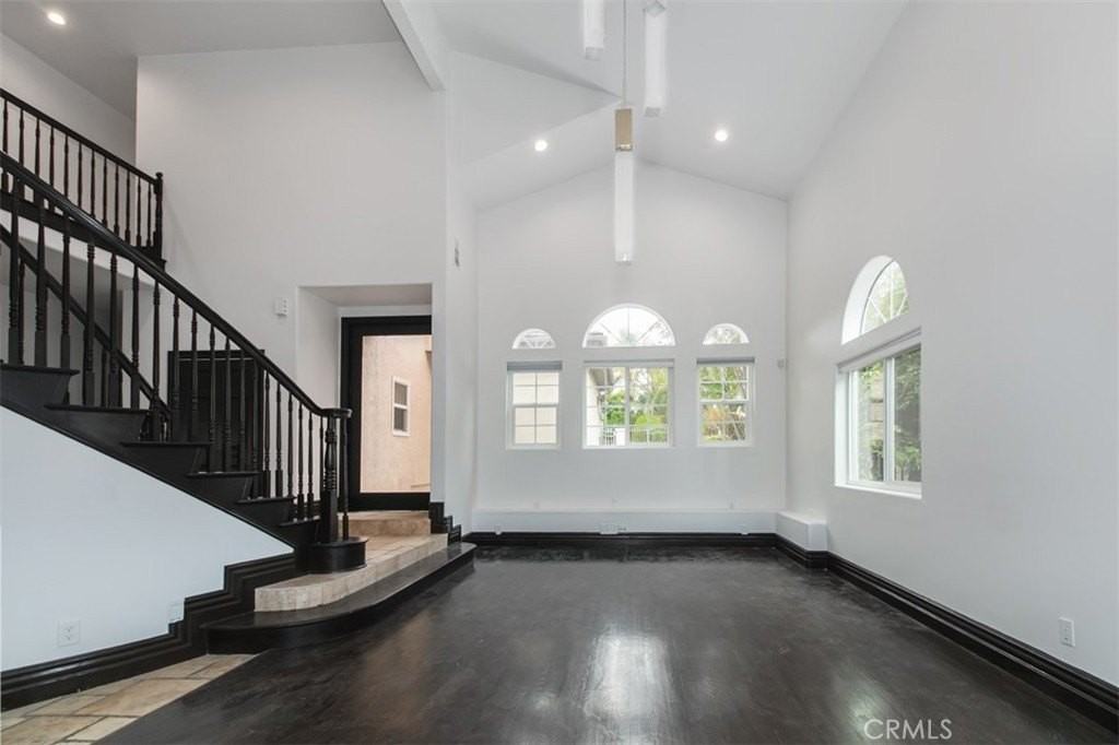 5409 Sylvia Ave - Photo 7 of 34