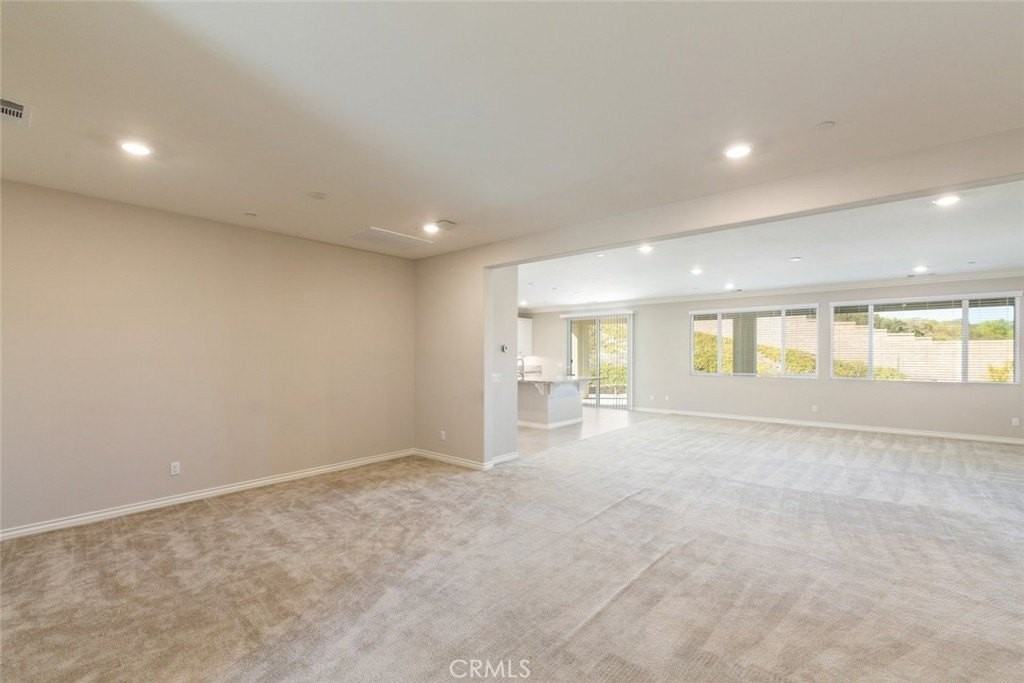 45723 Bassett St - Photo 7 of 43