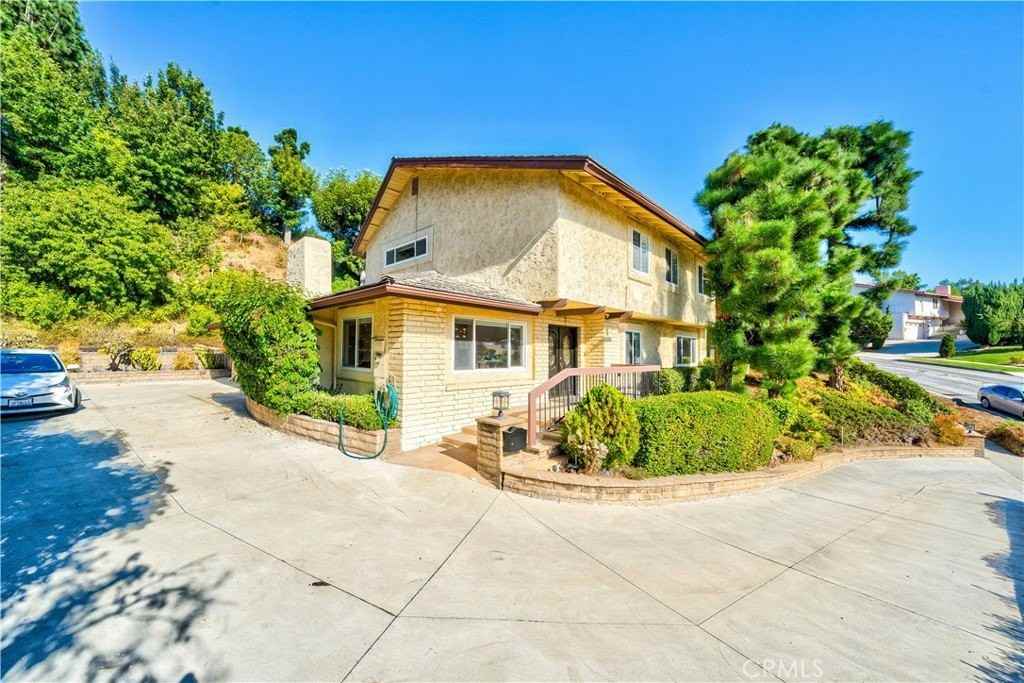 1951 Alpha St - Photo 2 of 43