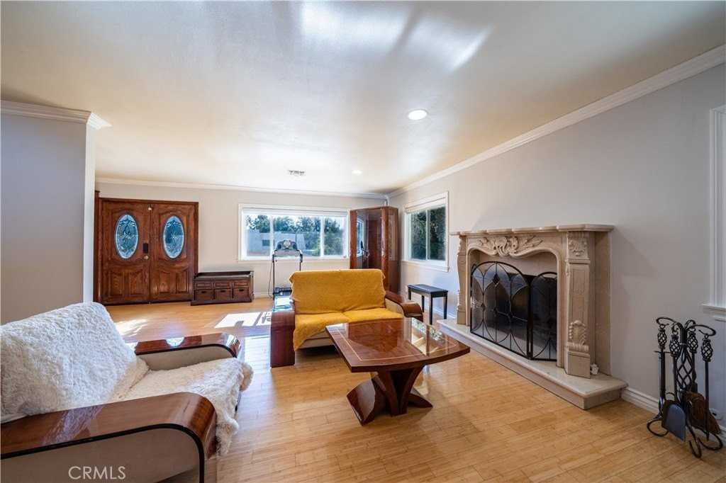 1951 Alpha St - Photo 5 of 43