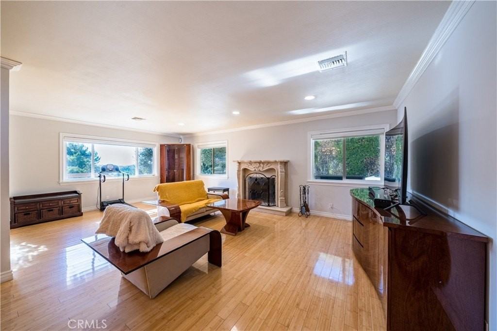 1951 Alpha St - Photo 6 of 43