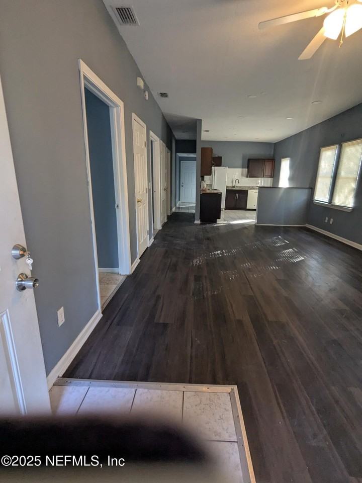 1568 Ella St - Photo 4 of 11