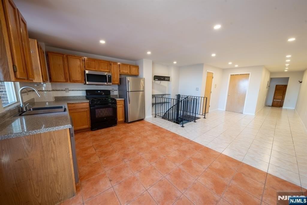 818 Palisade Ave - Photo 3 of 16