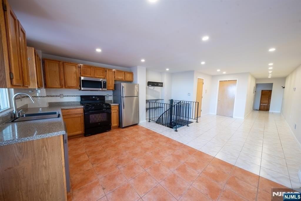 818 Palisade Ave - Photo 5 of 16