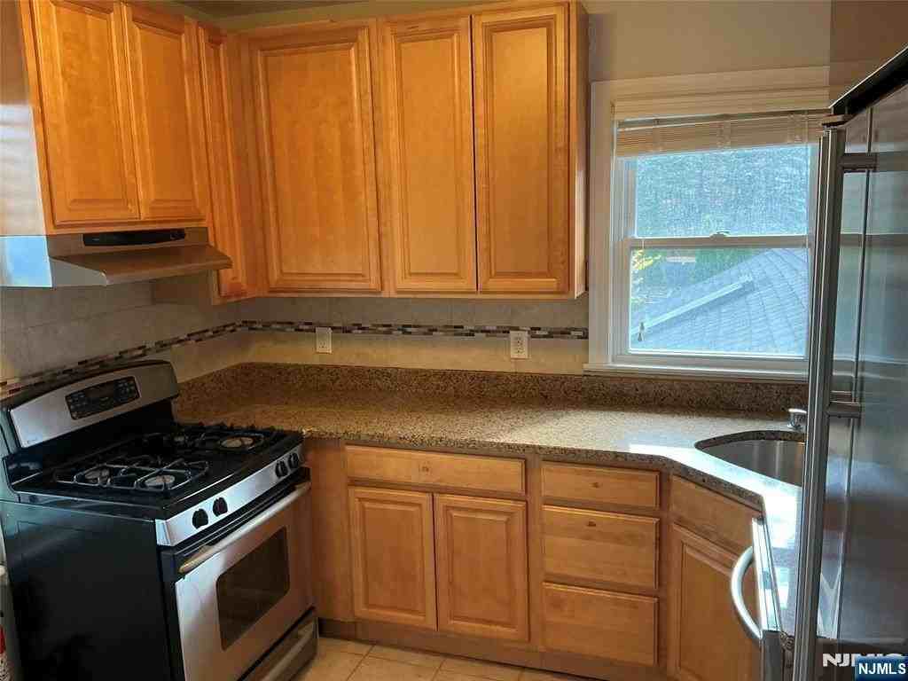 493 Engle St Apt 2a - Photo 3 of 17