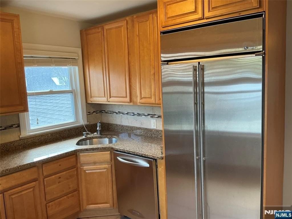 493 Engle St Apt 2a - Photo 4 of 17