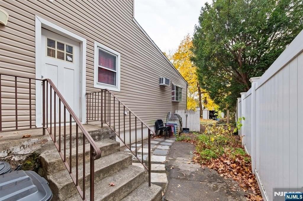 23 Grand Ave 2nd Fl - Photo 4 of 30