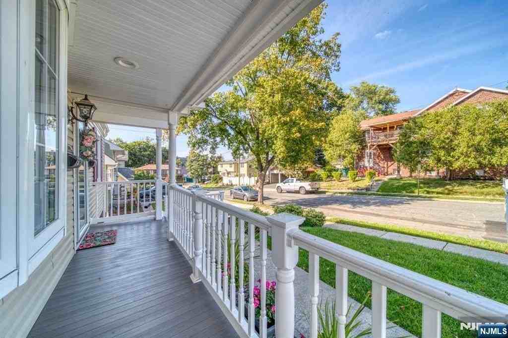 202 Stone St - Photo 5 of 11