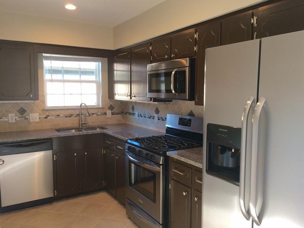 1416 Elms Rd - Photo 3 of 7