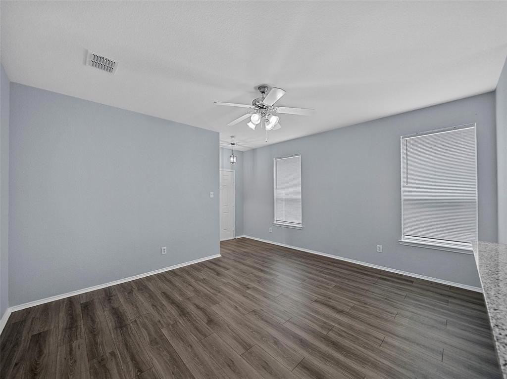 907 Jamie Dr - Photo 3 of 15