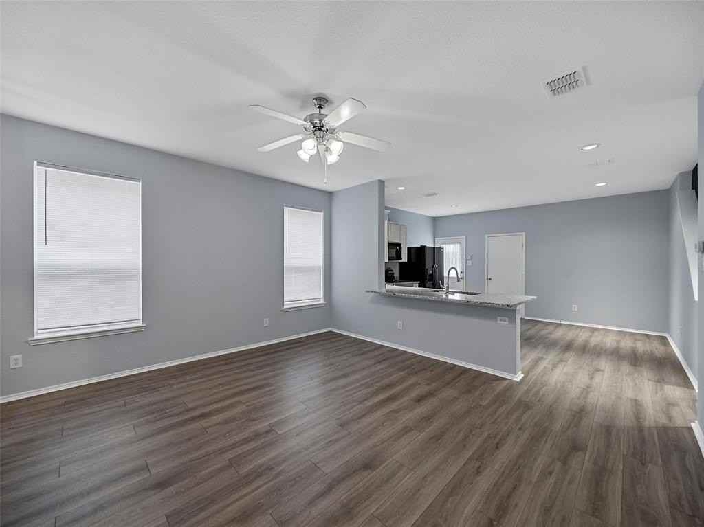 907 Jamie Dr - Photo 4 of 15