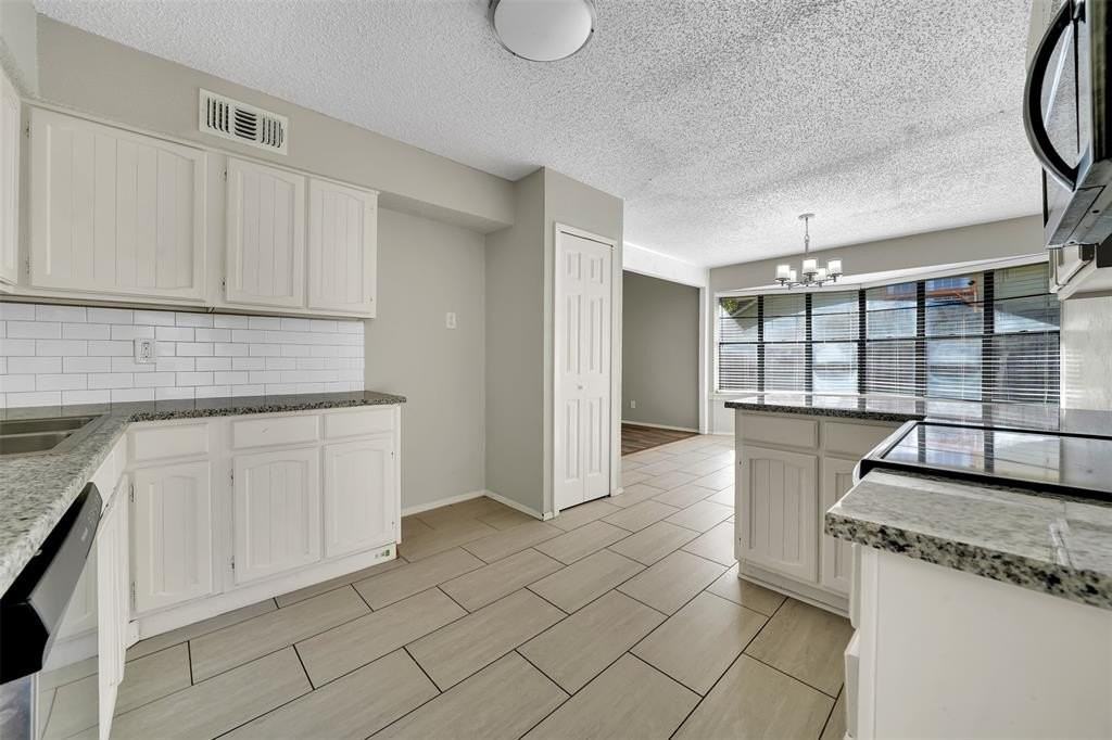 3113 Peachtree Ln - Photo 5 of 21