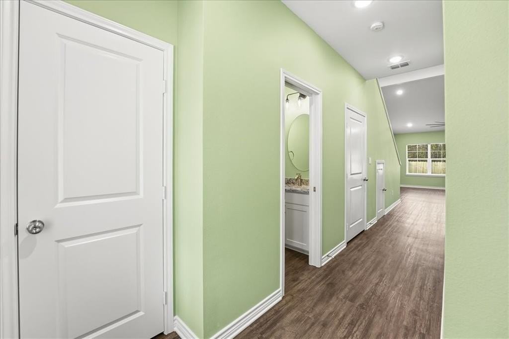 806 S Newsom St - Photo 5 of 29