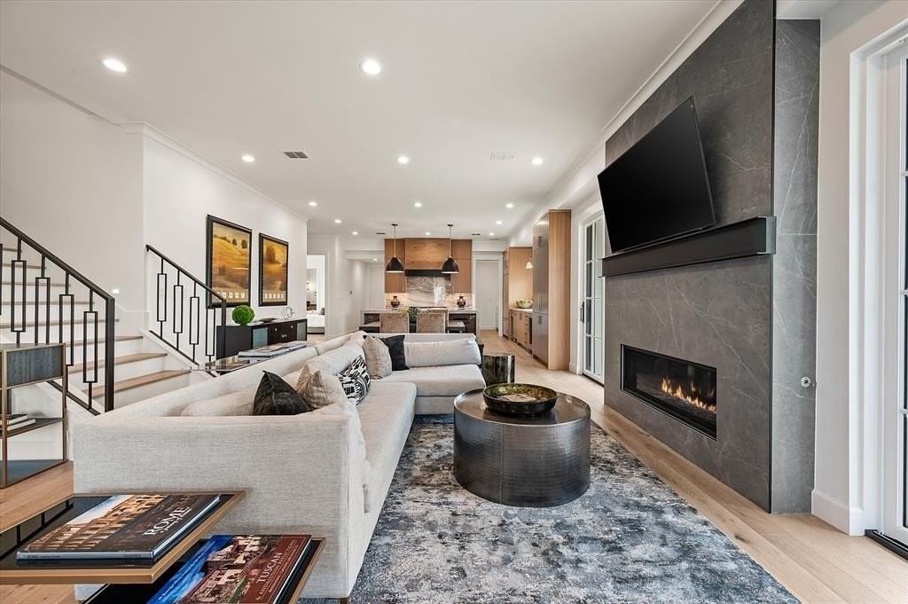 2913 Lakeside Village Pkwy - Photo 2 of 18