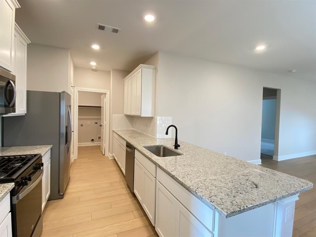 1212 Ginsburg Ln - Photo 4 of 19