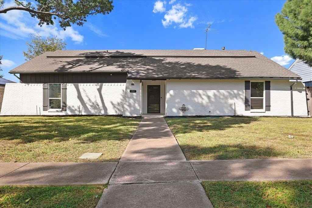 1203 Edgewood Dr - Photo 4 of 40