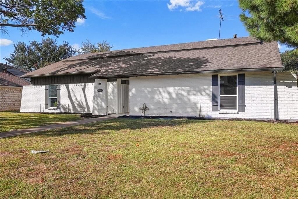 1203 Edgewood Dr - Photo 5 of 40