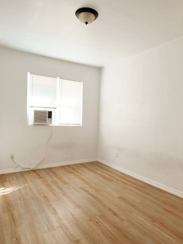 101 W 21st St - Photo 7 of 8