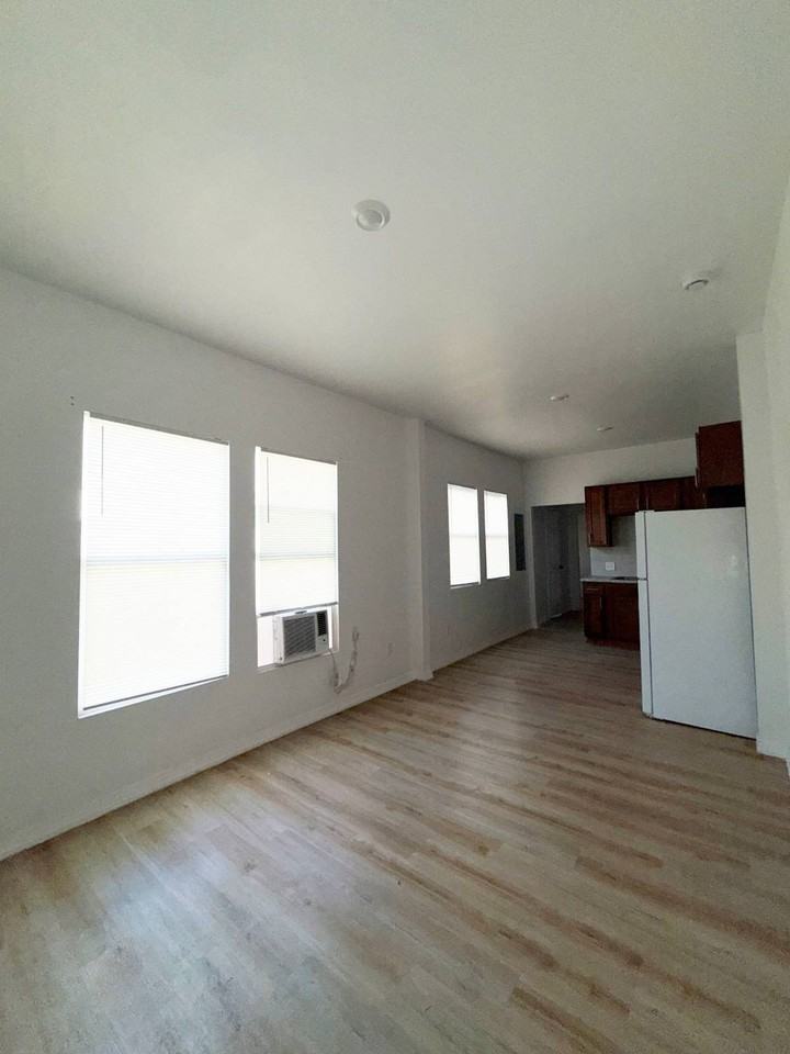 101 W 21st St #1 - Photo 2 of 6