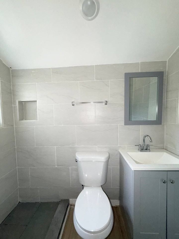 101 W 21st St #1 - Photo 3 of 6