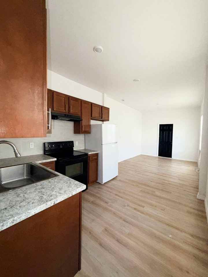 101 W 21st St #1 - Photo 6 of 6