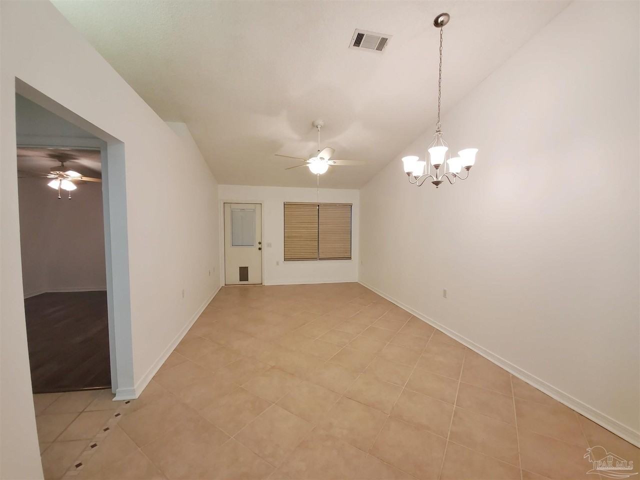 2527 Trailwood Dr - Photo 2 of 12