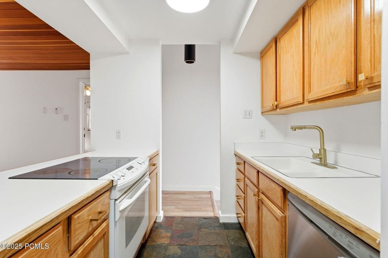 1421 Crescent Rd - Photo 4 of 50