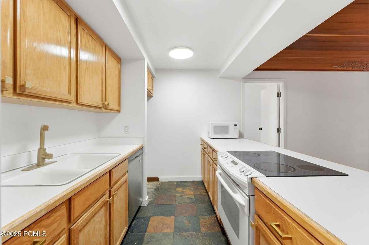 1421 Crescent Rd - Photo 5 of 50