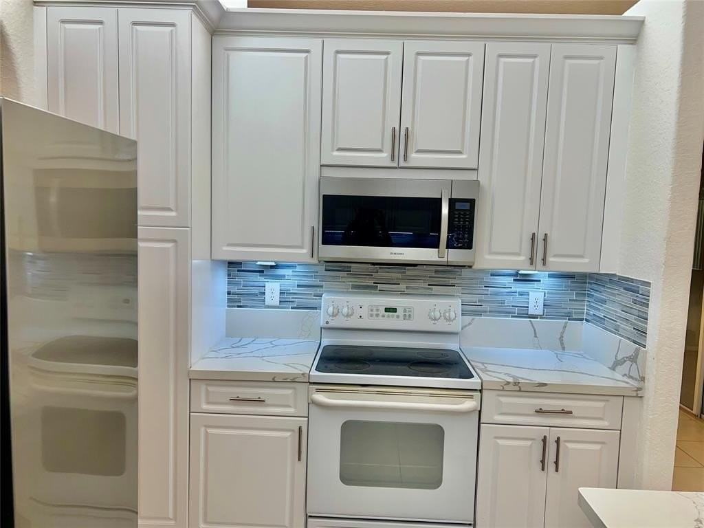 7932 Exeter Cir W #7932 - Photo 4 of 18