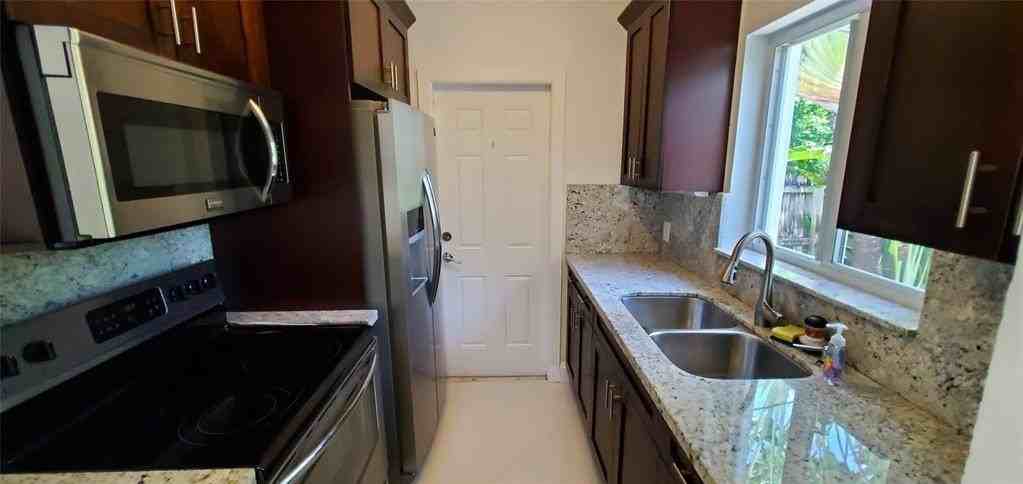 1304 Ne 16th Ave - Photo 4 of 15