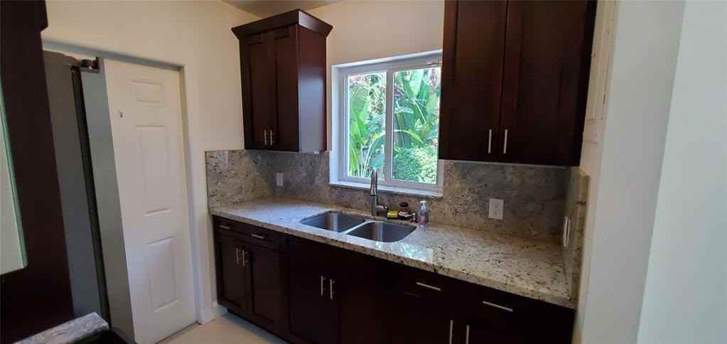 1304 Ne 16th Ave - Photo 5 of 15