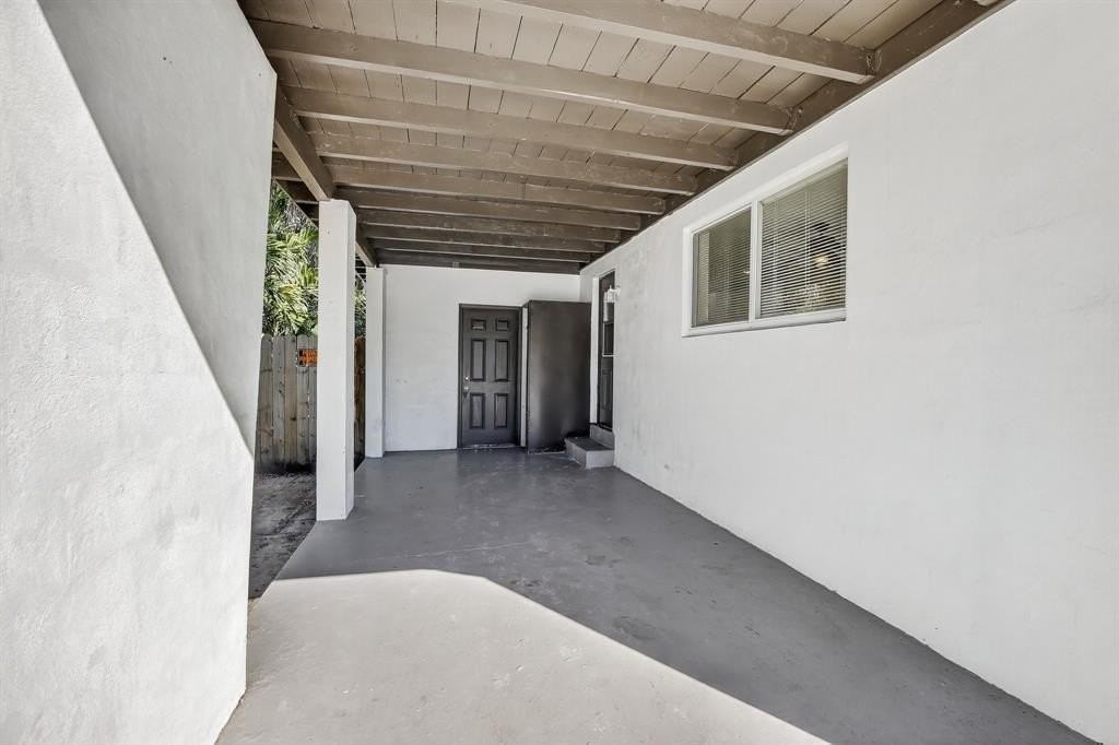 642 Sw 11th St - Photo 4 of 19