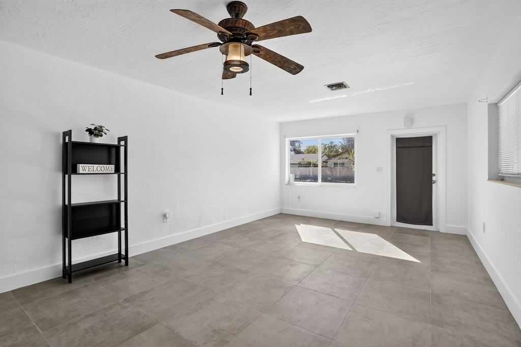 642 Sw 11th St - Photo 5 of 19