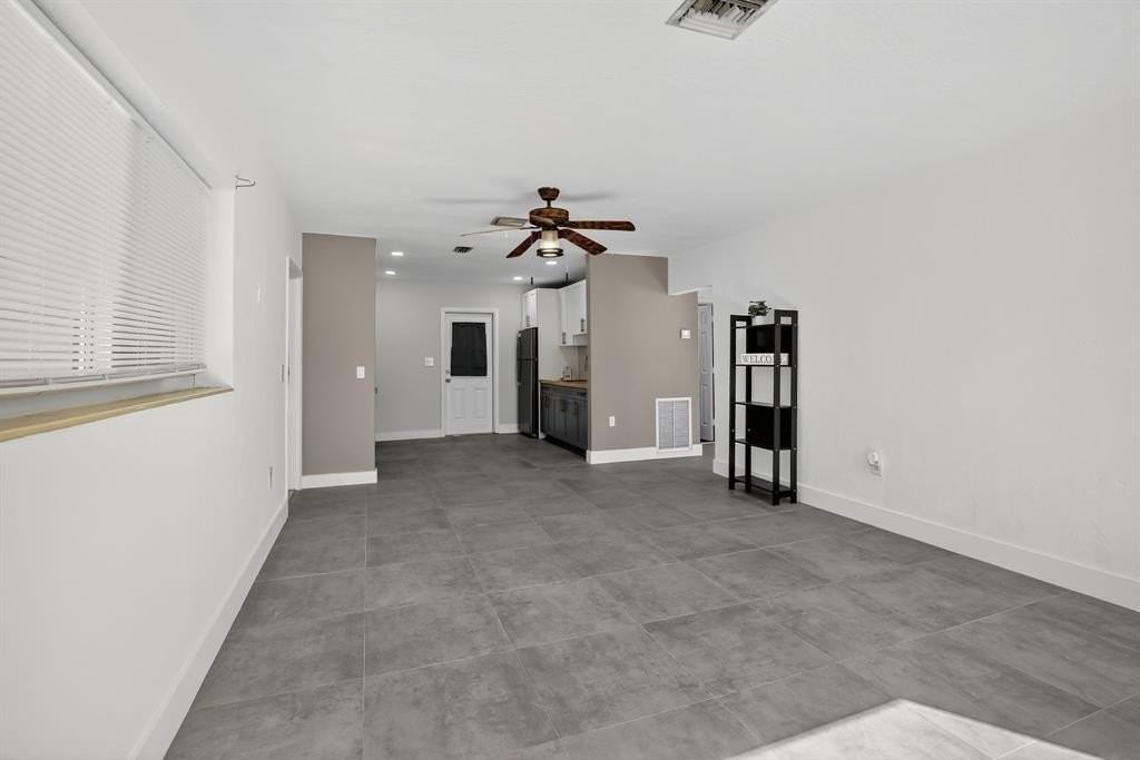 642 Sw 11th St - Photo 6 of 19