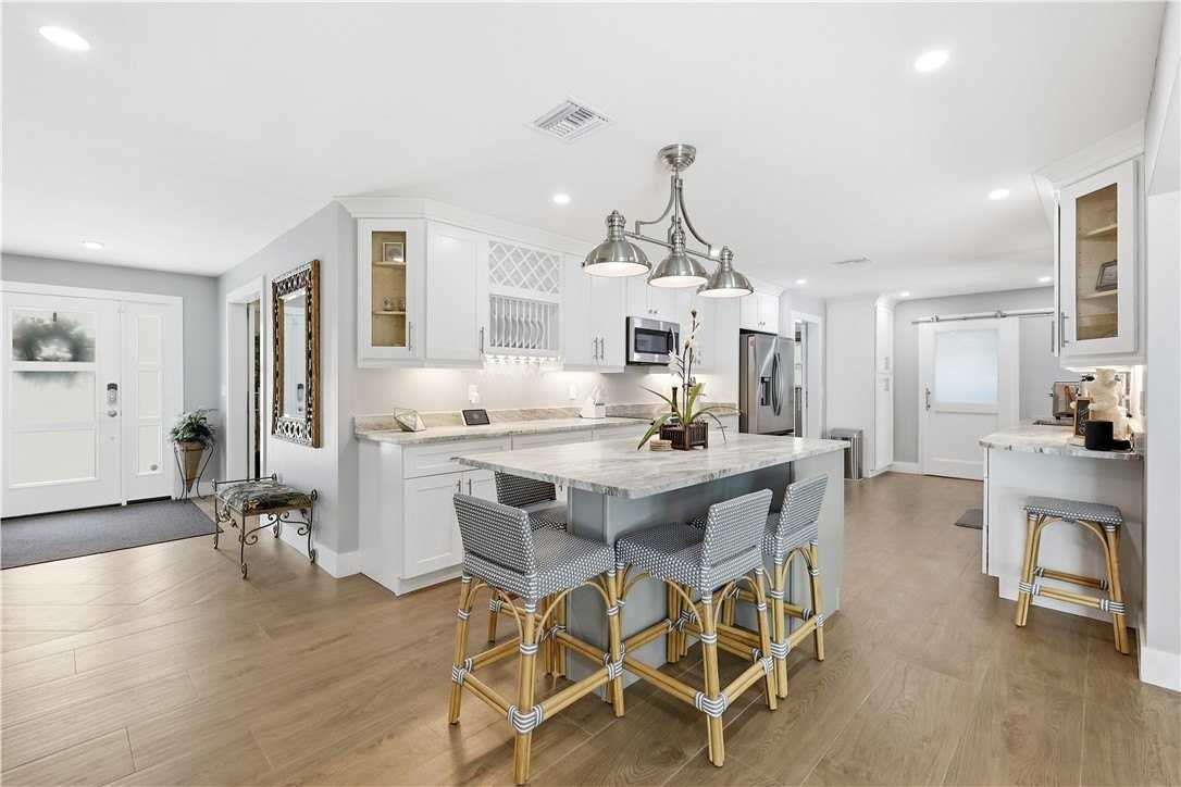 635 Gardenia Ln - Photo 5 of 36