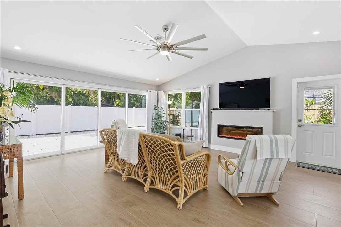 635 Gardenia Ln - Photo 7 of 36