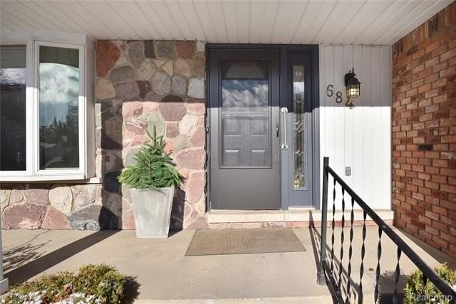 684 Wilshire Dr - Photo 2 of 40