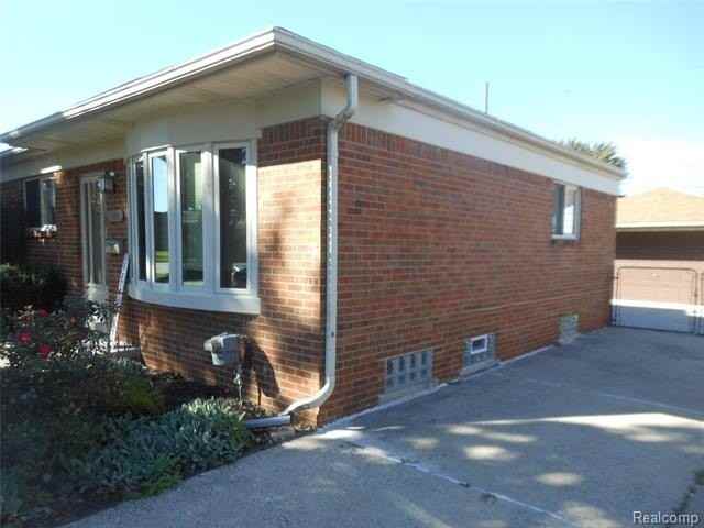 19725 Sussex St - Photo 3 of 25