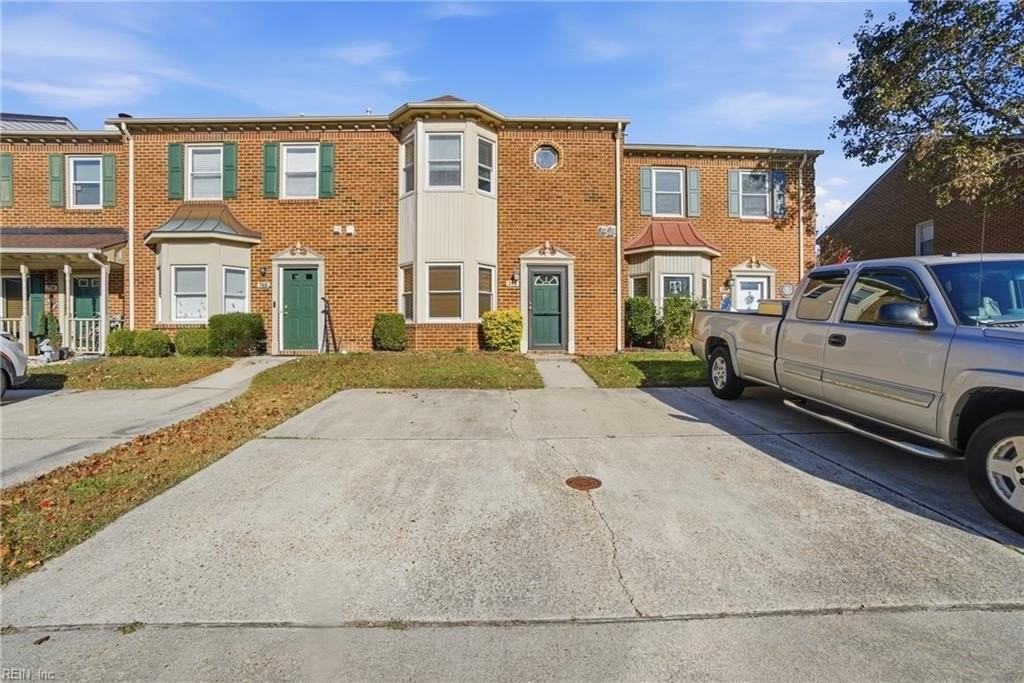 746 Creekside Cres - Photo 2 of 22