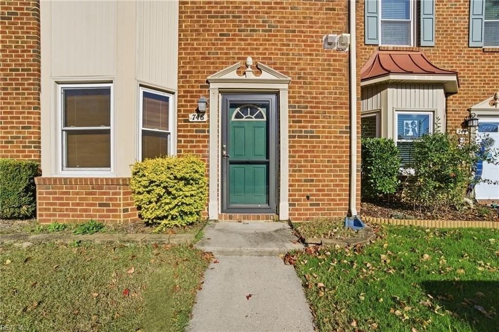 746 Creekside Cres - Photo 3 of 22