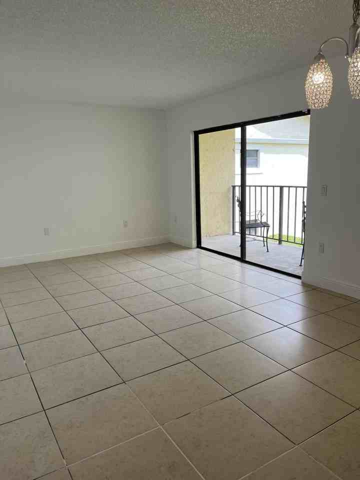 1522 Lake Crystal Dr #E - Photo 3 of 9