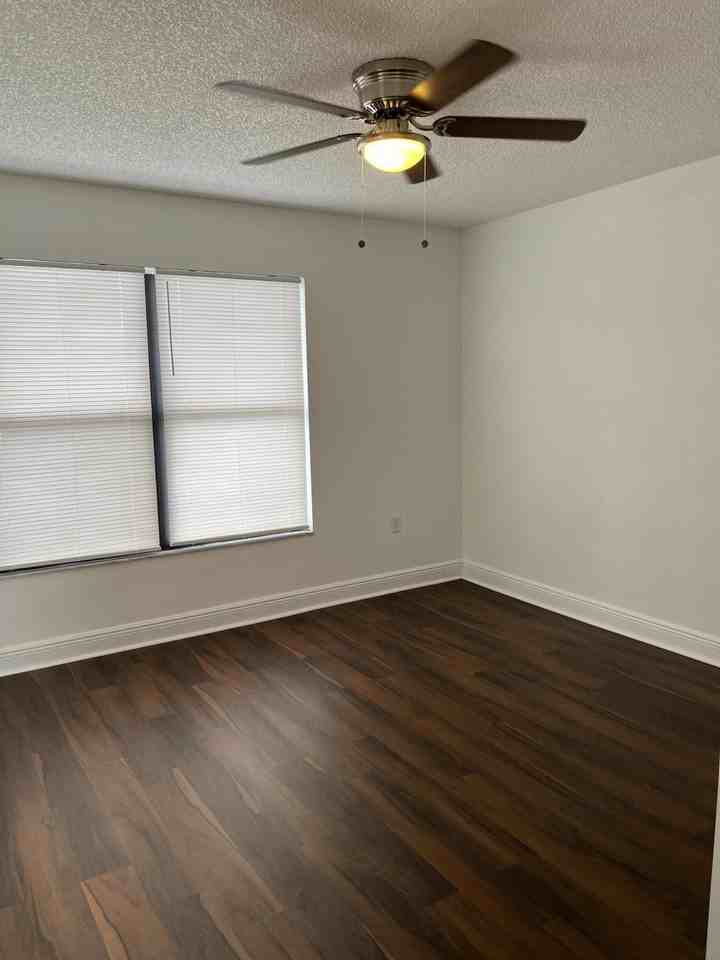 1522 Lake Crystal Dr #E - Photo 6 of 9