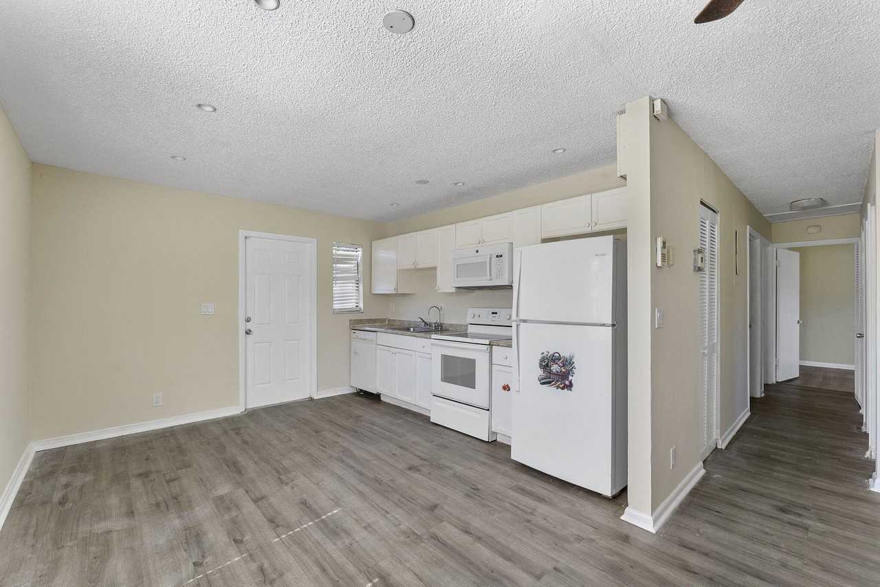 1340 W 35th St - Photo 4 of 27