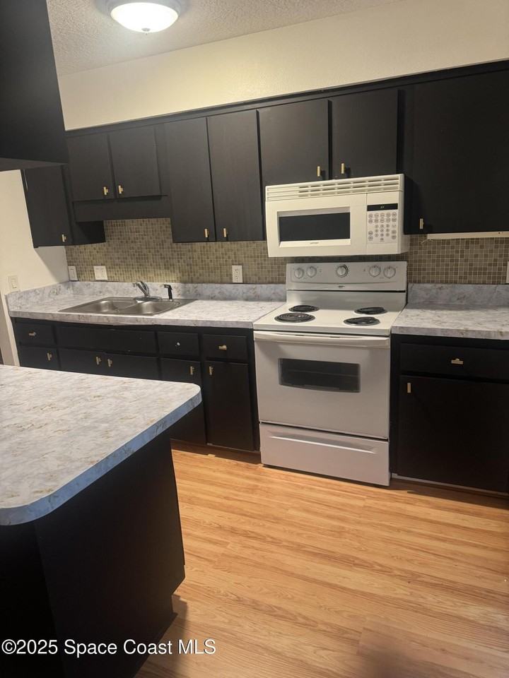 810 Vantage Street Southeast - Photo 3 of 14