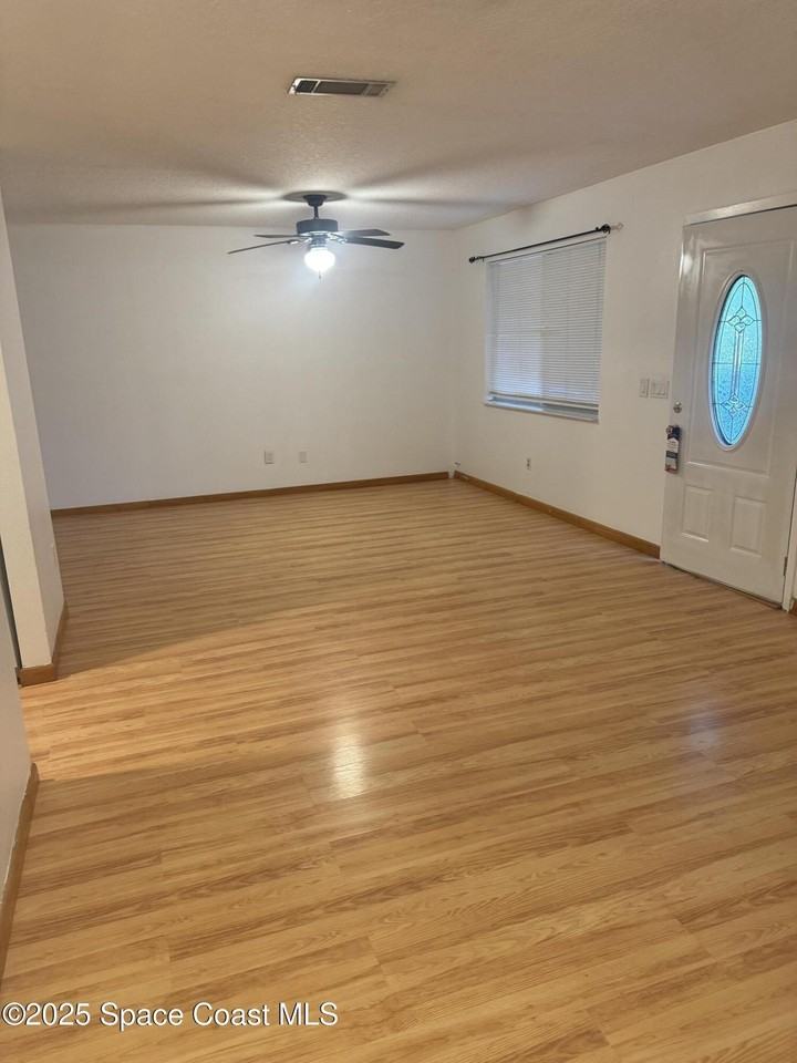 810 Vantage Street Southeast - Photo 4 of 14