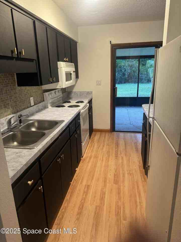 810 Vantage Street Southeast - Photo 5 of 14