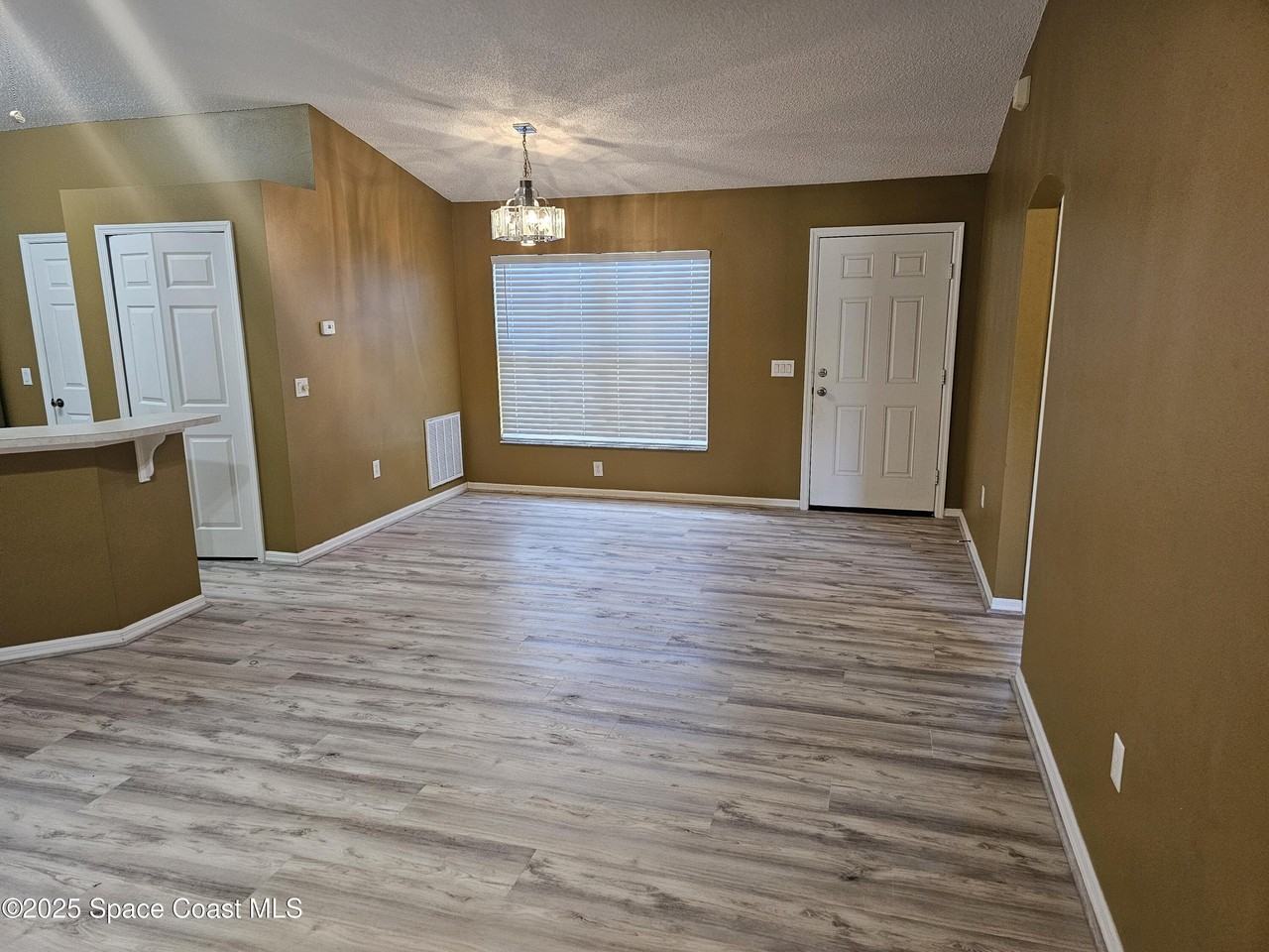 1539 Glencove Ave Nw - Photo 3 of 17