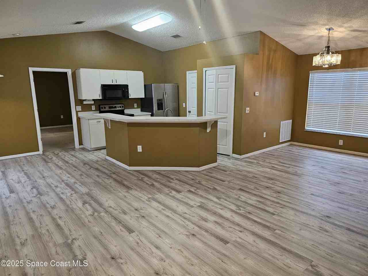 1539 Glencove Ave Nw - Photo 4 of 17