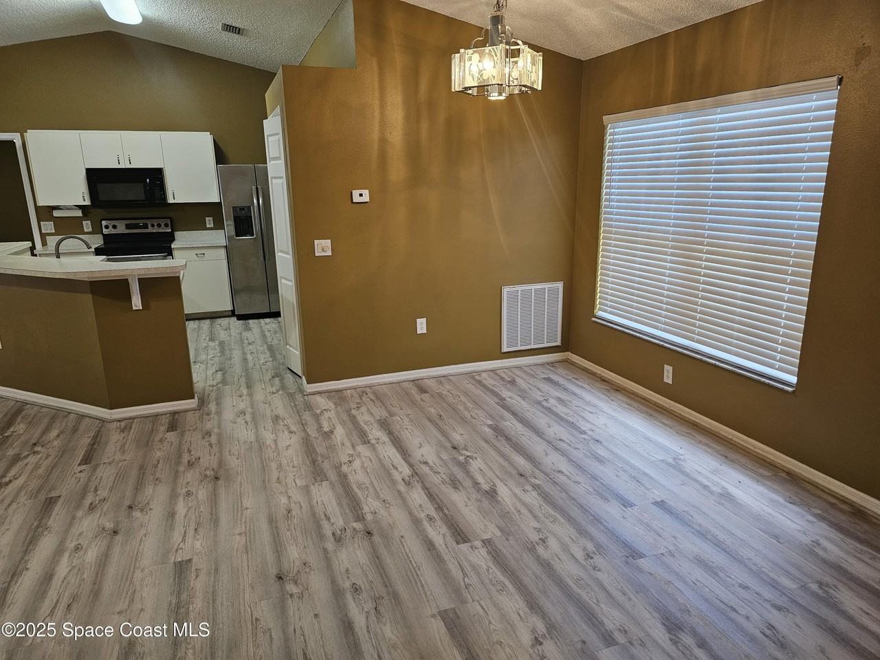 1539 Glencove Ave Nw - Photo 5 of 17